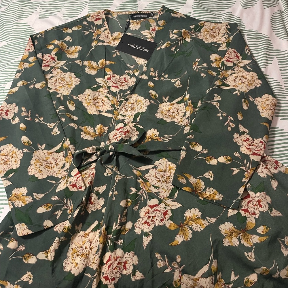 Pretty Little Thing Plus Green Floral Tie Waist Blouse